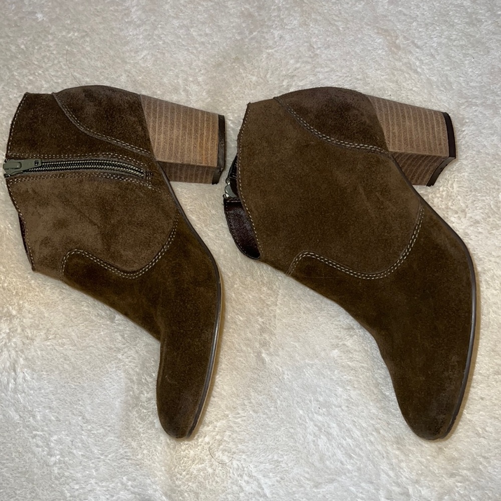STEVE MADDEN HARRLEE OLIVE GREEN BOOTIES. SIZE 7. Excellent shape.